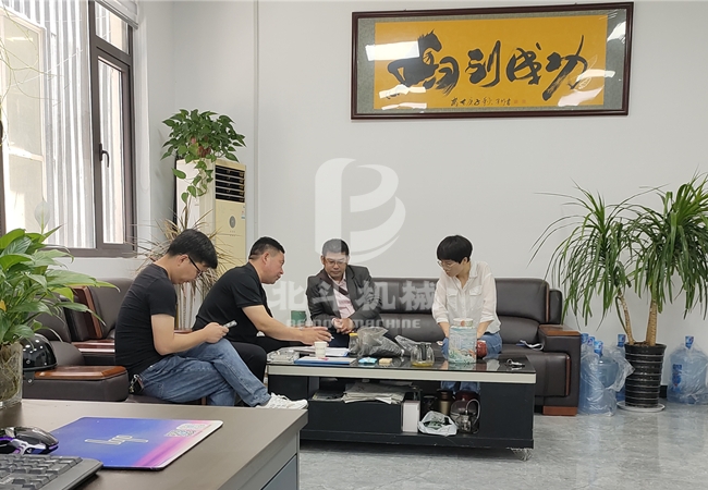 印尼客户来花季传媒广告入口网站下载机械洽谈花季APP下载安装业务