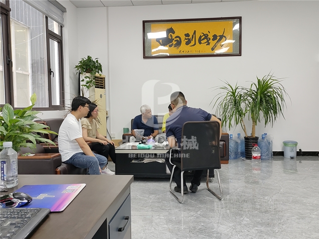 花季传媒广告入口网站下载机械热情接待远道而来的印度客户