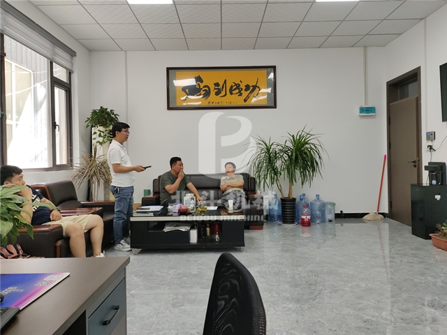 参观花季APP下载安装的客户络绎不绝,洽谈合作正忙时