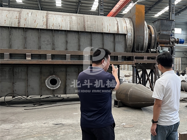 客户进入车间考察工业化褐煤花季APP下载安装