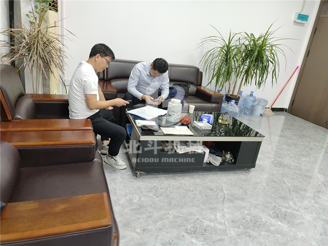 苏州客户慕名考察我厂竹木花季APP下载安装