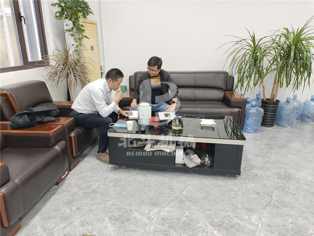 苏州客户走进花季传媒广告入口网站下载机械,详细了解木材花季APP下载安装新工艺